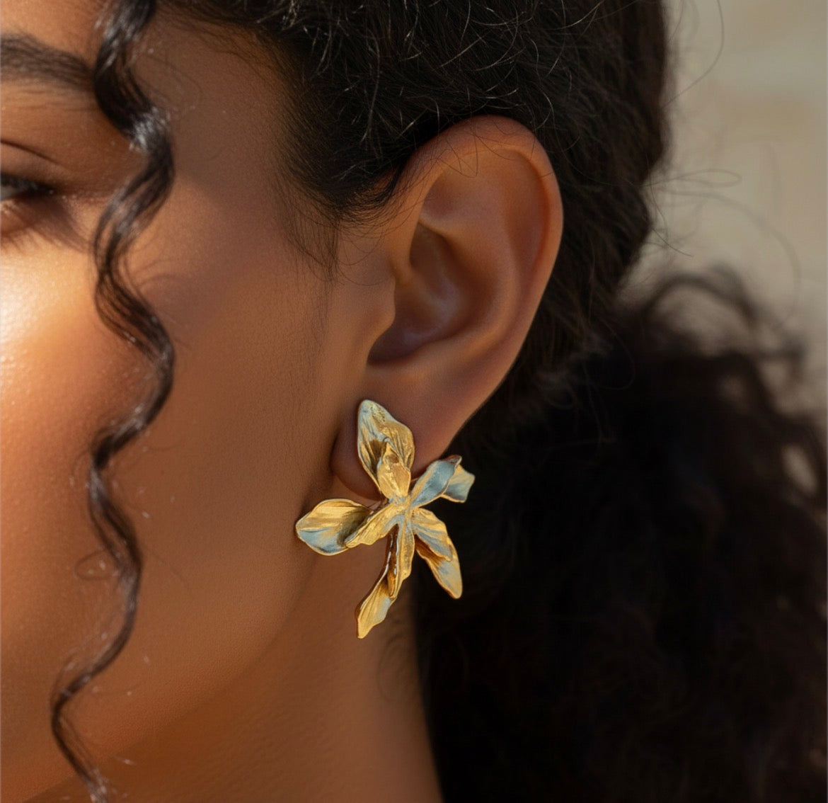 18K gold flowers with gold and silver color matching design exquisite and fashionable earrings